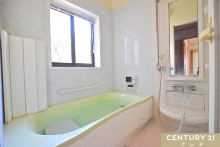 浴室 足を伸ばしてゆったりくつろげる1坪タイプのバスルーム。
大きな窓は換気もしやすいので、湿気・カビ対策にも！明るく清潔な空間を保つことができます。