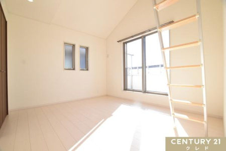 寝室 【洋室7帖】
大きな窓からたっぷりと陽光が注がれる明るい空間。
2階は全居室角部屋・多面採光でデザインされております。