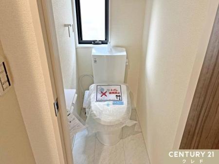 トイレ 【トイレ2ヵ所】
各階に設置されたトイレは「温水洗浄暖房便座」が標準装備なので座面はポカポカ
来客の際に使い分けることができます
お手入れがしやすいのでいつも清潔を保てますね。

