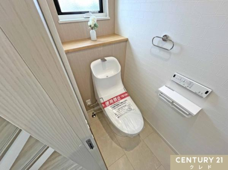 トイレ 【温水洗浄便座】
仕様も機能も最新式で毎日快適
いつでも清潔な状態が保てるように、便器も便座もお掃除ラクラクの一体型シャワートイレです
お手入れがしやすいのでいつも清潔を保てますね
