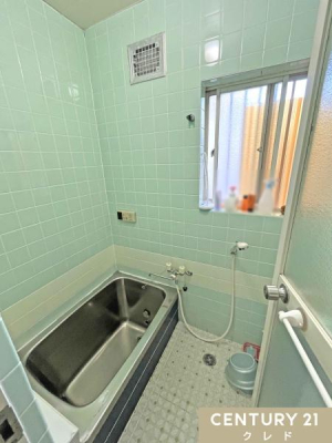 浴室 【清潔感のあるグリーンを基調とした浴室】
爽やかな色使いのお風呂は、疲れを癒してくれる落ち着きの空間です。