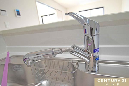 キッチン 【シャワーヘッド水栓】
シャワーヘッドがついていますので、シンクに散らばったゴミも綺麗に洗い流せます!
いつもキッチン清潔に保つのに嬉しいアイテムですね！
