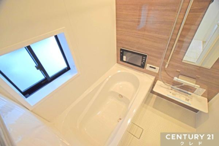 浴室 浴室には節水もできるベンチタイプの浴槽があります。
お子様とのお風呂の時も安心。ゆったりと半身浴を楽しむこともできます。大きな窓は換気も良好なので洗剤を使ったお掃除にも安心できますね。