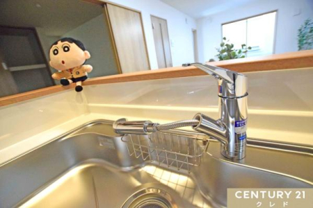 キッチン ≪自由度の高いシャワー付きの水栓≫
シンクの壁面にも直接水をかけることができるので、洗剤の洗い残しなどのリスクを少なくします。