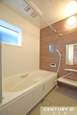 浴室 ≪1坪タイプのバスルーム≫
オートバス（追い焚き機能）付きなので、帰宅時間が遅くなっても家族みんなが温かいお風呂に入ることができます。