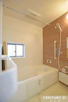 浴室 浴室物干しがあるので、ランドリースペースとしても大活躍！
洗濯物が乾きづらい冬場や、春先の花粉が舞う季節にも重宝します。