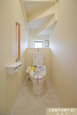 トイレ 衛生面も安心なウォシュレット機能付きトイレ。
毎日の快適ライフのために温水洗浄便座を設置し、デリケートな皮膚などを清潔に保てます。