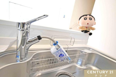 キッチン 【シャワー水栓付きキッチン】
シンクの隅々まで洗い流すことのできるシャワー水栓付きのキッチンです。
洗剤や汚れなどもすっきりと洗い流すことができ、衛生的なキッチンを保つことができます！