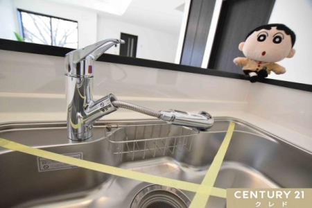キッチン ≪自由度の高いシャワー付きの水栓≫
シンクの壁面にも直接水をかけることができるので、洗剤の洗い残しなどのリスクを少なくします。