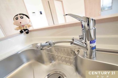 キッチン 自由度の高いシャワー付きの水栓を使用。
シンクの壁面にも直接水をかけることができるので、洗剤の洗い残しなどのリスクを少なくします。