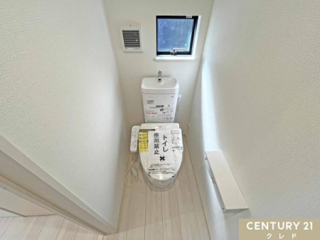 トイレ 衛生面も安心なウォシュレット機能付きトイレ。
毎日の快適ライフのために温水洗浄便座を設置し、デリケートな皮膚等を清潔に保てます。