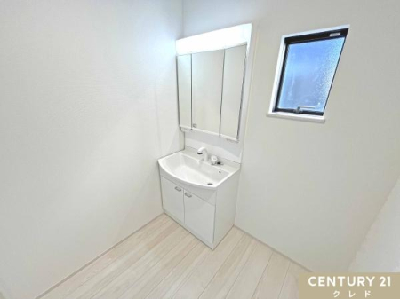 洗面台・洗面所 洗面室内には小窓があるので浴室からの湿気・カビ対策にもなり清潔な空間を保てます。