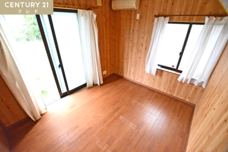 洋室 （1F　洋室約5.75帖）
採光面の大きな窓が２ヶ所にあるお部屋！床や壁に木目調の素材を使用しているので、木のぬくもりを感じられます！