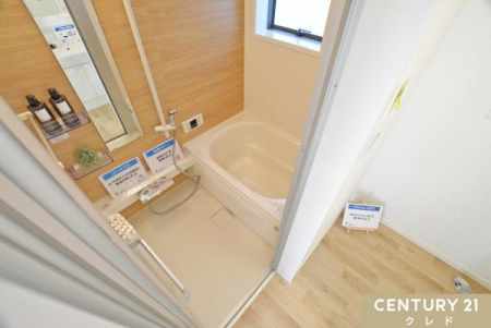 浴室 バスルームも新規リフォーム済み！ウッド調のナチュラルなアクセントクロスがリラックスできる空間を演出してくれます！窓付きのバスルームなので換気も良好！24時間換気機能付きの浴室暖房乾燥機設置！